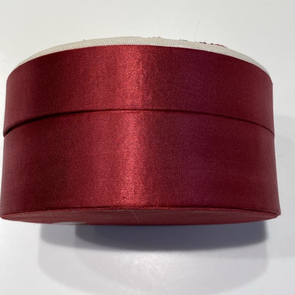 Round Tapestry Needlepoint Storage Keepsake Jewelry Trinket Box - Picture 5 of 8